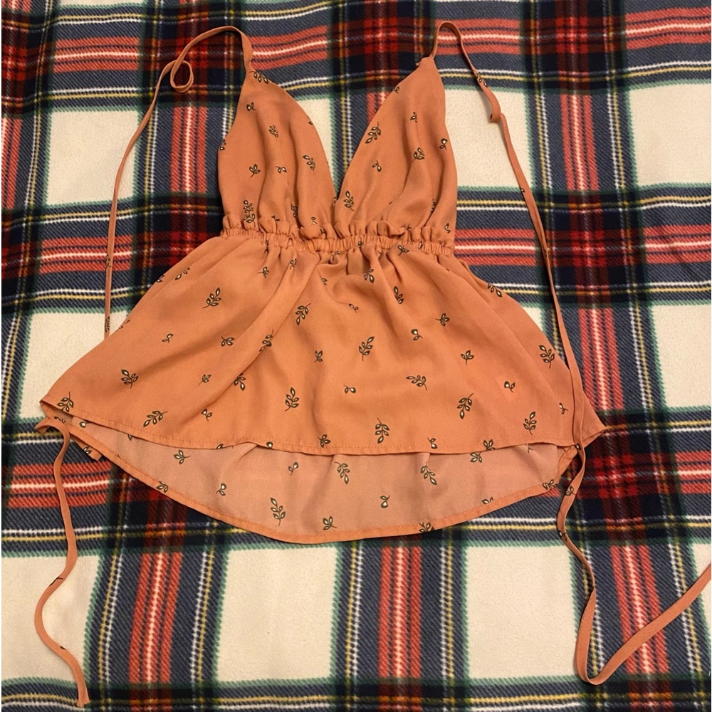 Peach top with adjustable straps that tie in the back